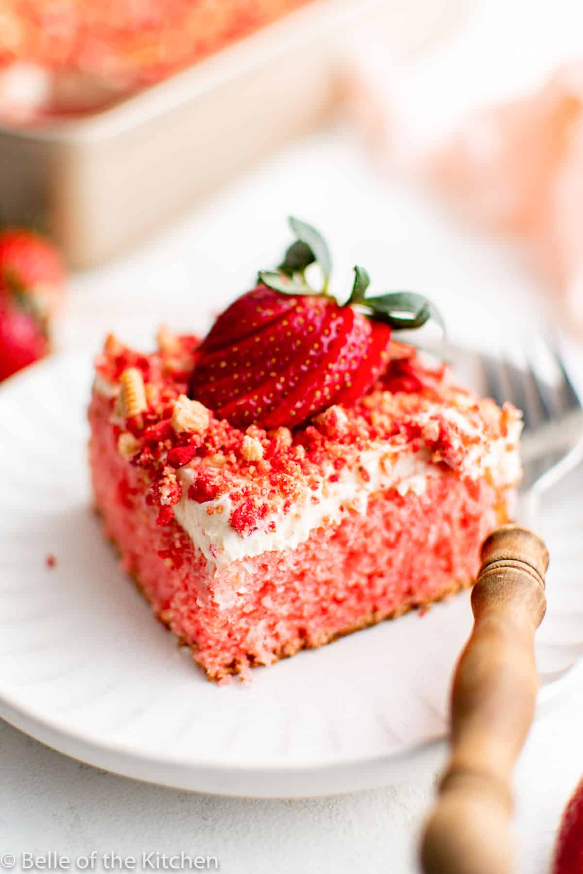 strawberry-crunch-cake