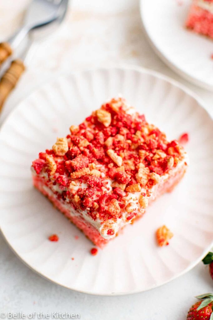strawberry-crunch-cake-14