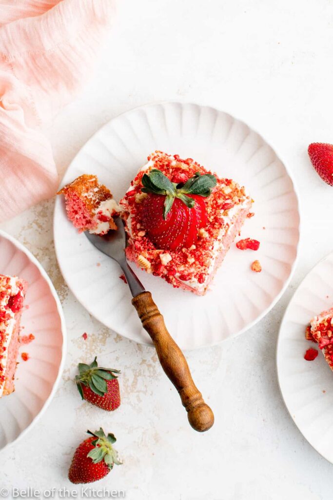 strawberry-crunch-cake-15