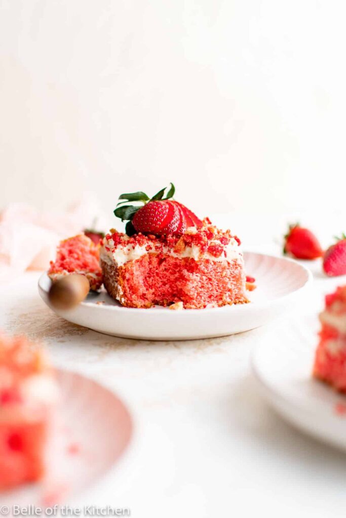 strawberry-crunch-cake-16