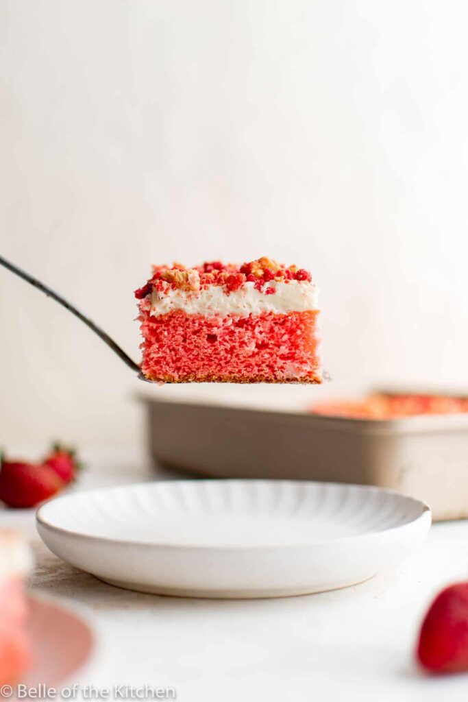 strawberry-crunch-cake-4